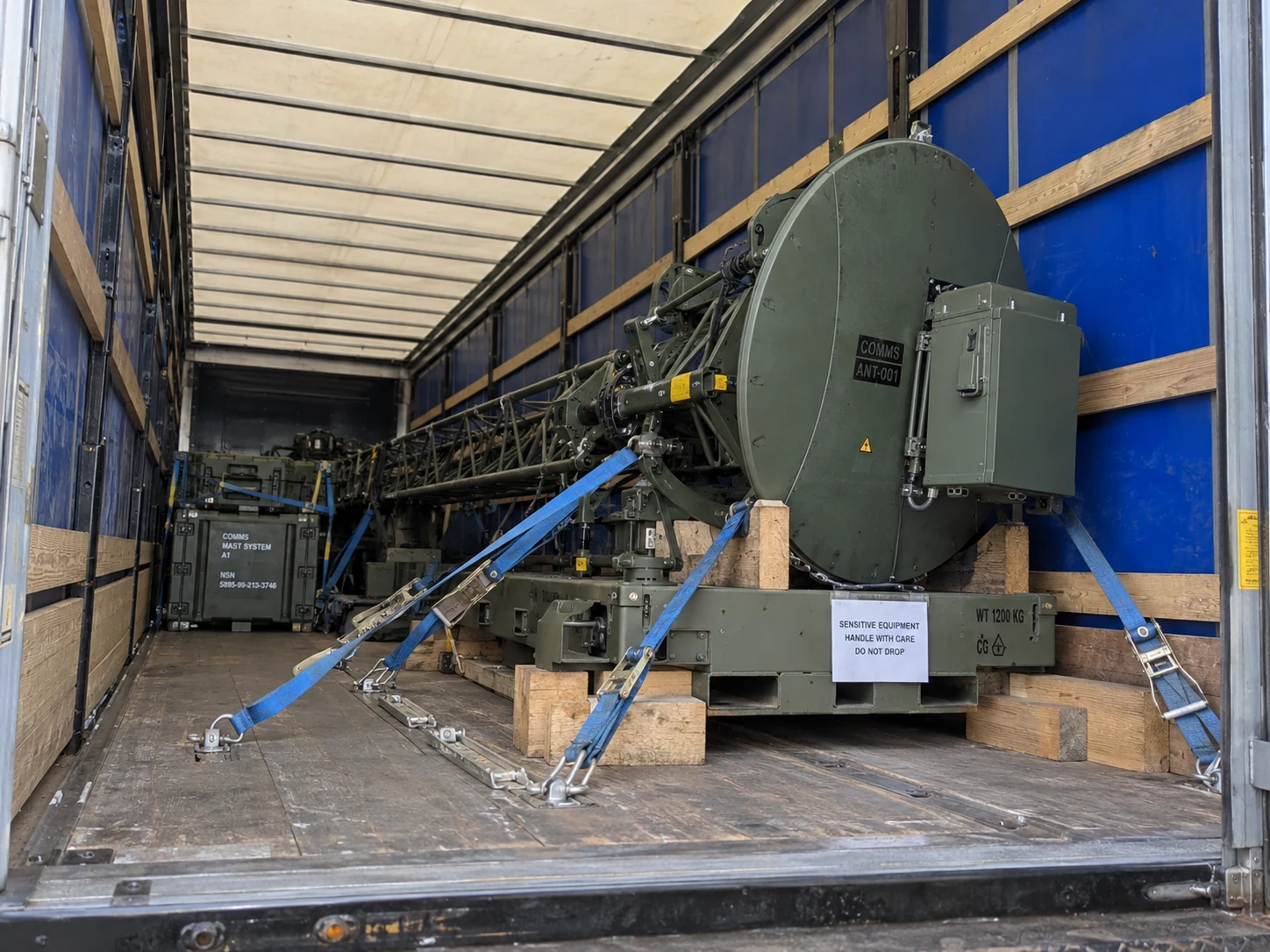 Antenne sensible correctement arrimée dans un camion bâché