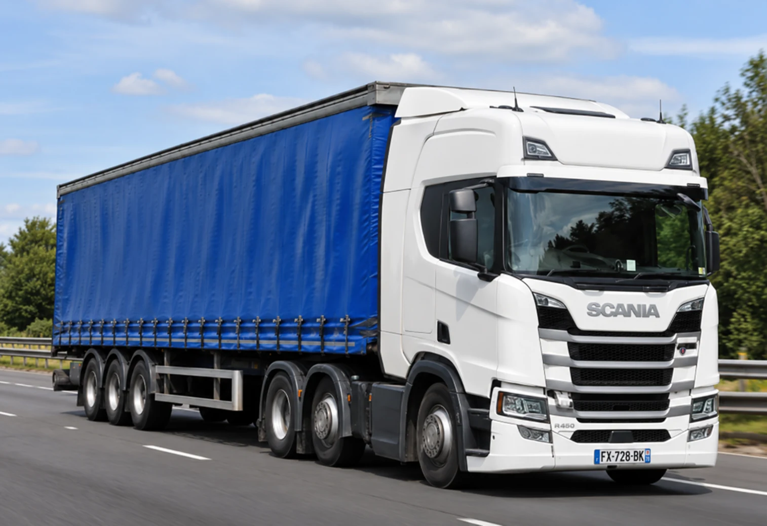 Camion bâché en transport dédié sur autoroute