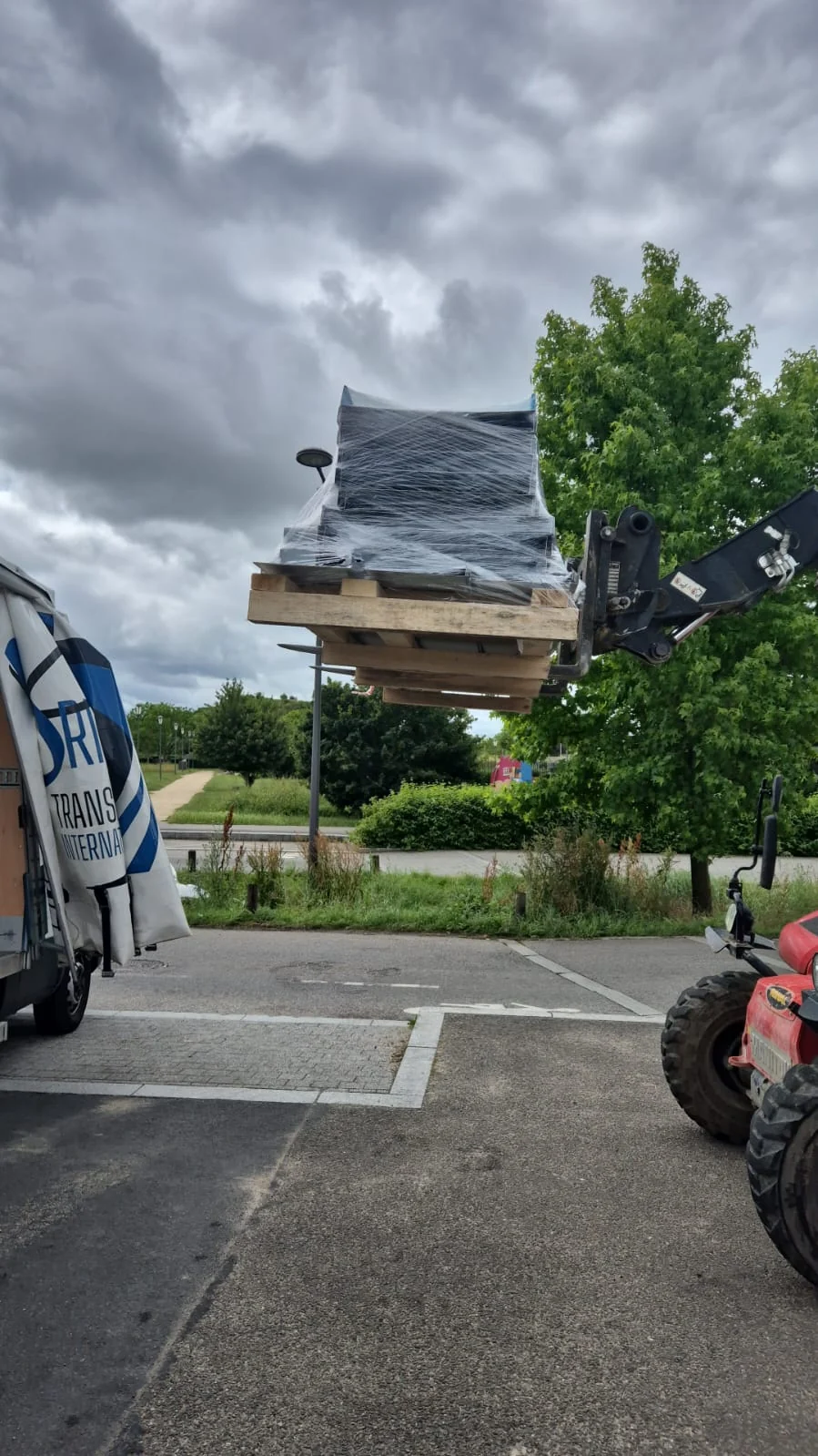 Déchargement d’une palette de chantier avec un chariot télescopique