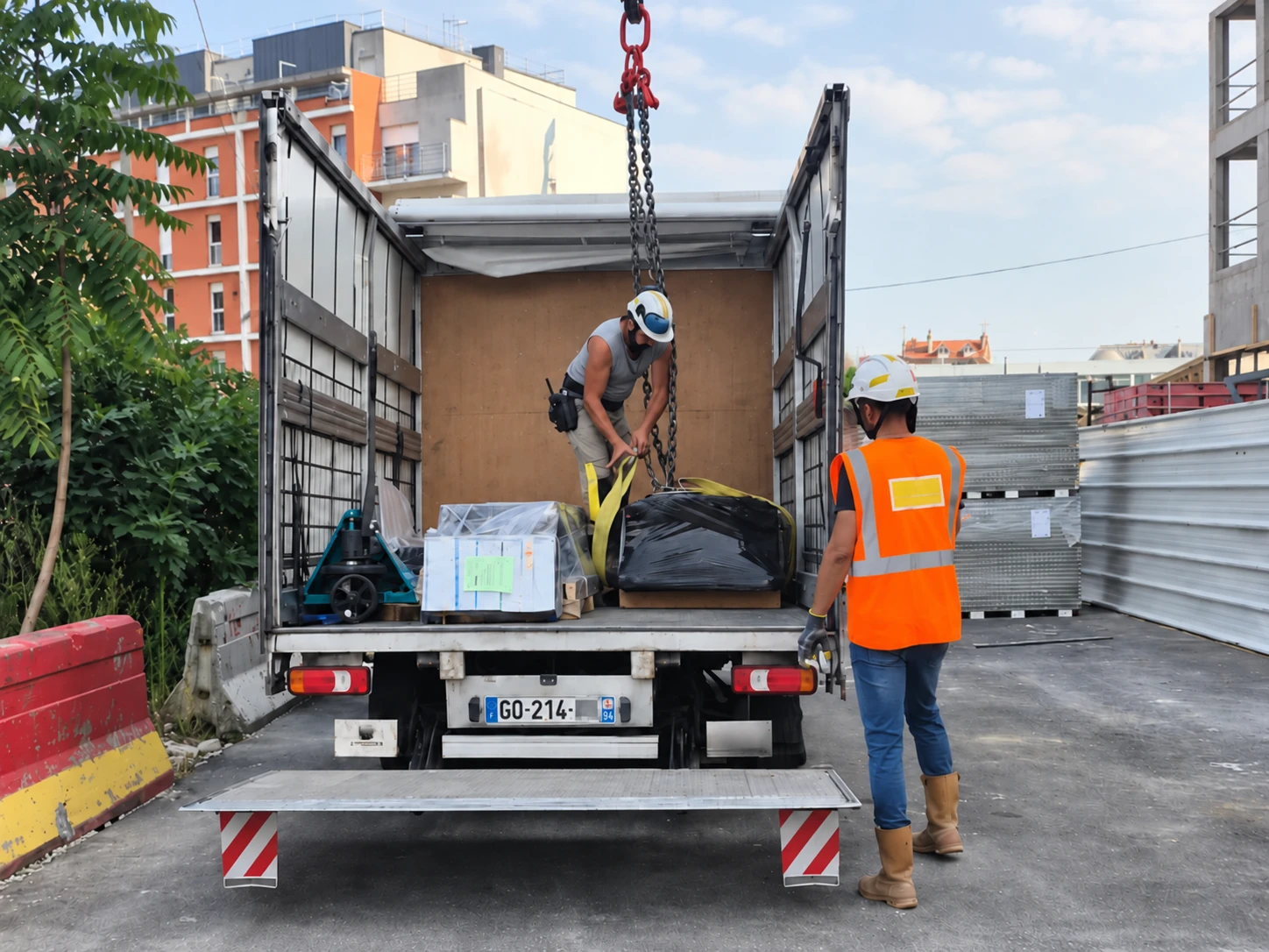 Livraison BTP avec véhicule léger bâché sur un chantier à accès contraint