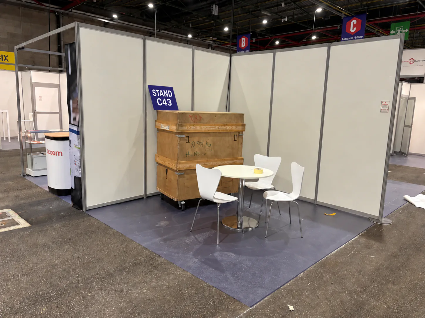 Stand de salon professionnel avec caisse livrée sur place