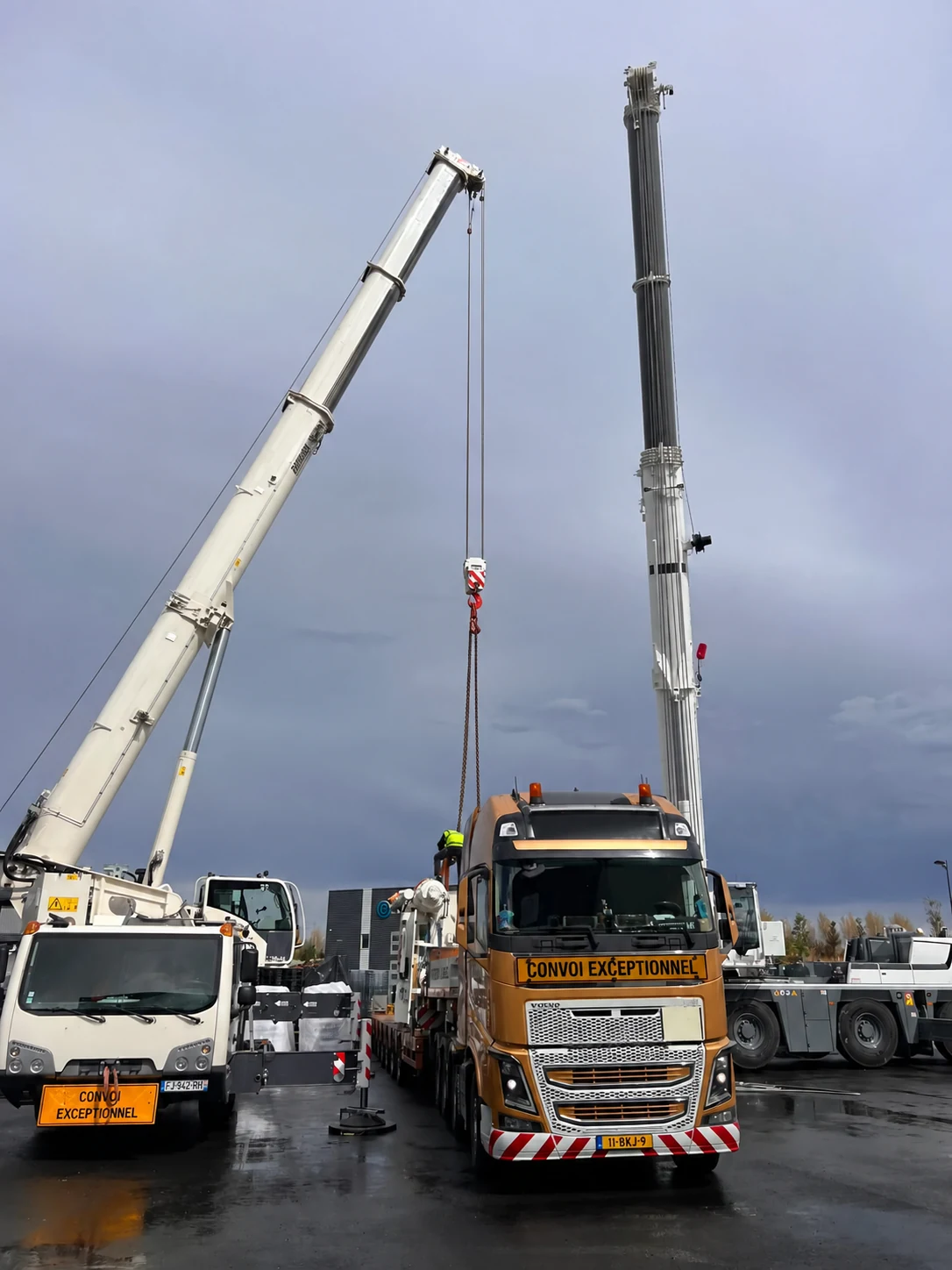 Grutage d’une presse industrielle au-dessus d’un convoi exceptionnel