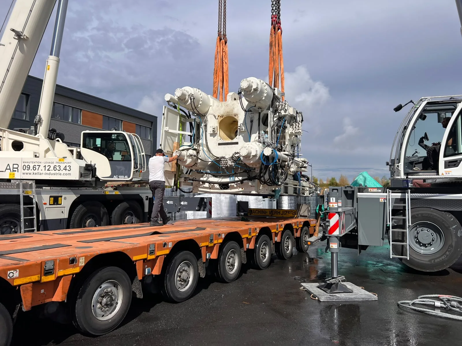Levage d’une presse industrielle pour chargement sur un convoi exceptionnel