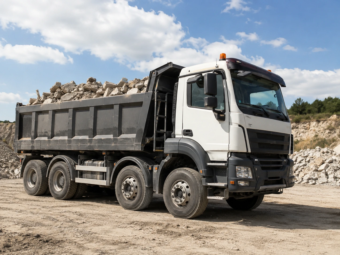 Camion benne pouvant être mobilisé pour un transport prioritaire