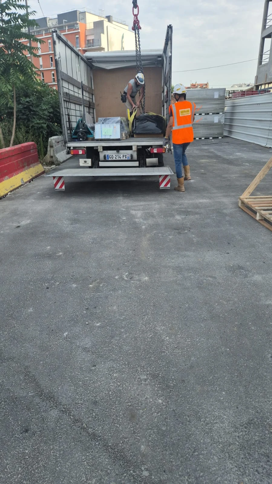 Manutention par grue sur un véhicule bâché