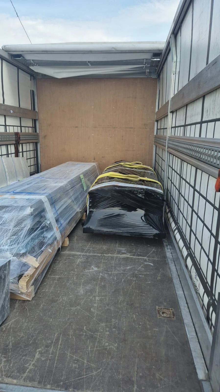 Marchandises chargées et arrimées à l'intérieur d'un véhicule bâché